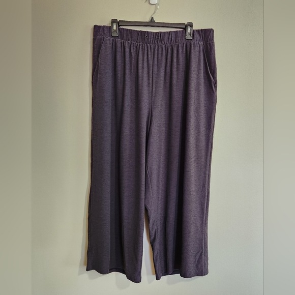 Old Navy Women's Breathe On Charcoal Gray/Black Wide-Leg Cropped Pants - Picture 4 of 7